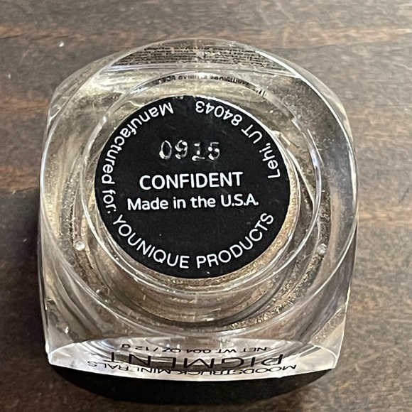 Younique Moonstruck Minerals Eye Shadow Pigment CONFIDENT - Picture 2 of 4